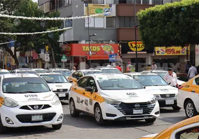 Taxistas bloquean el centro de Tuxtla Taxistas bloquean el centro de Tuxtla