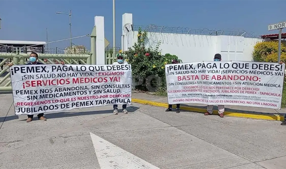 Por segundo día, trabajadores activos y jubilados de Pemex realizaron manifestaciones frente a la Terminal. Rafael Victorio / CP
