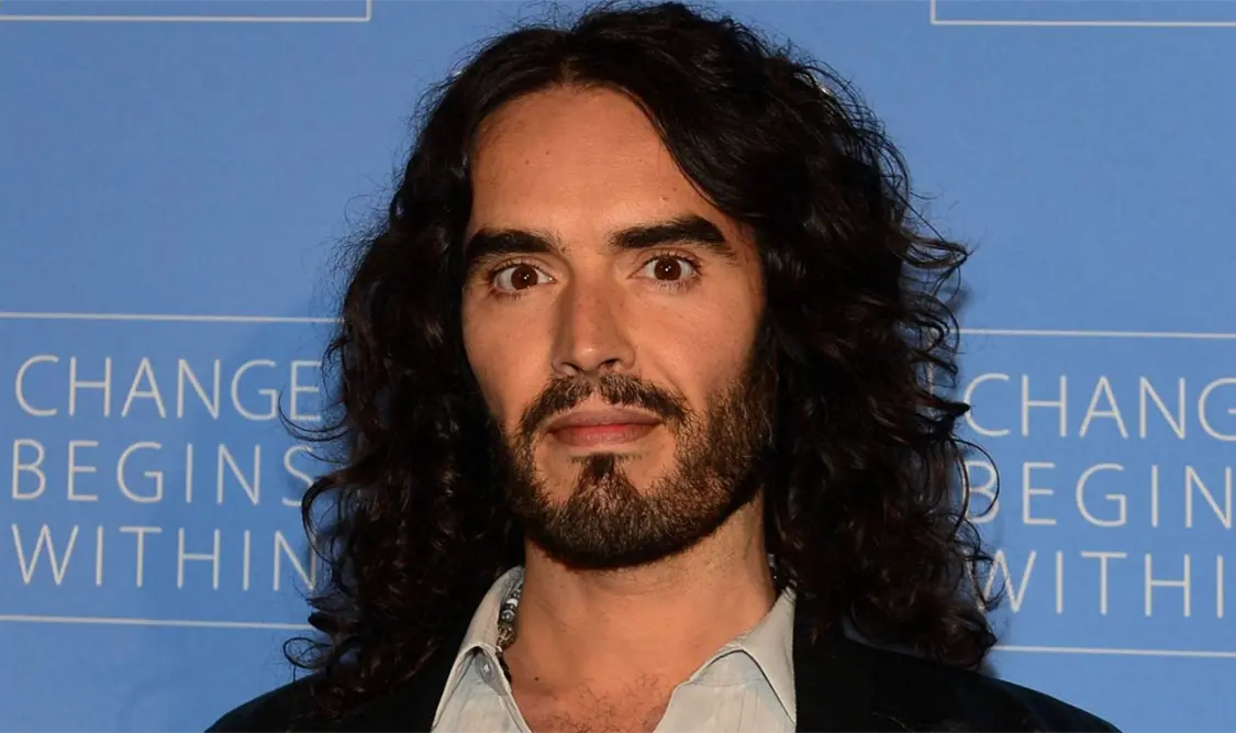 Russell Brand se declara no culpable