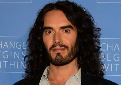 Russell Brand se declara no culpable