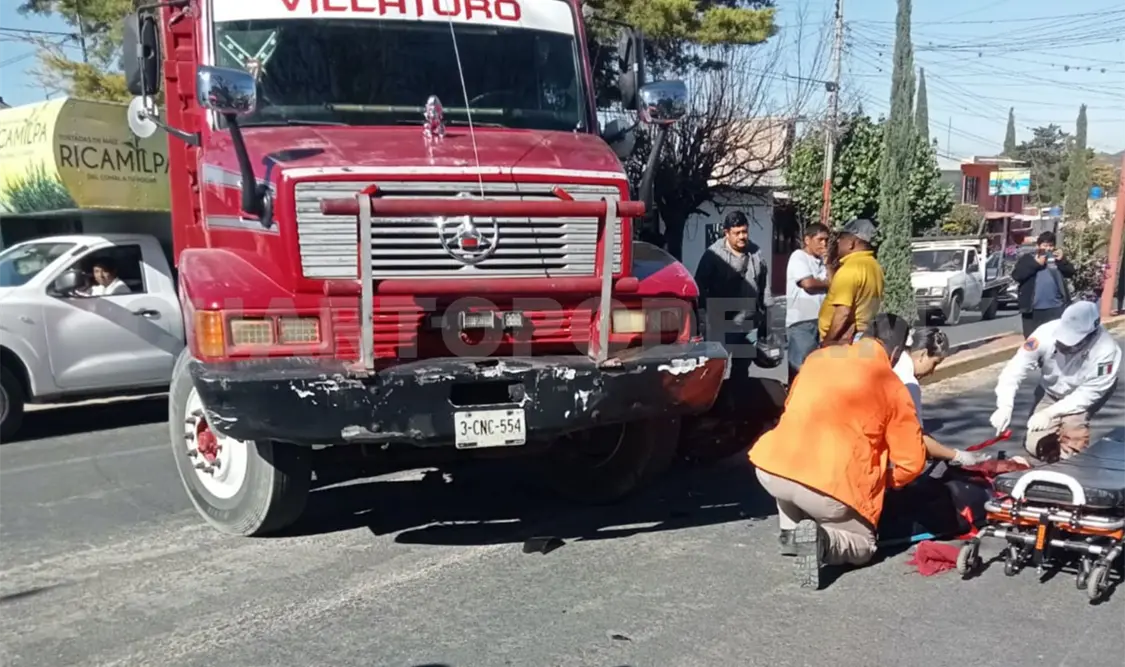 Al retornar, el volteo le cortó la circulación a la motocicleta. Juan Orel / CP