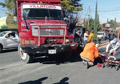 Camión casi aplasta a dos motociclistas Camión casi aplasta a dos motociclistas