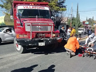 Camión casi aplasta a dos motociclistas Camión casi aplasta a dos motociclistas