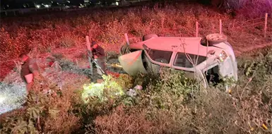 Acaba con las llantas al aire luego de volcar