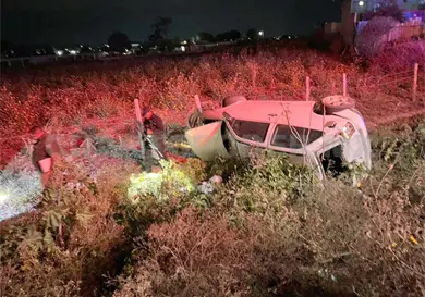 Acaba con las llantas al aire luego de volcar
