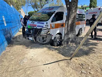 En carambolazo colectivo choca en barda de prepa