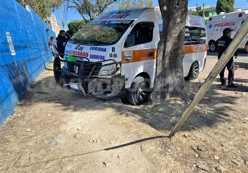 En carambolazo colectivo choca en barda de prepa En carambolazo colectivo choca en barda de prepa