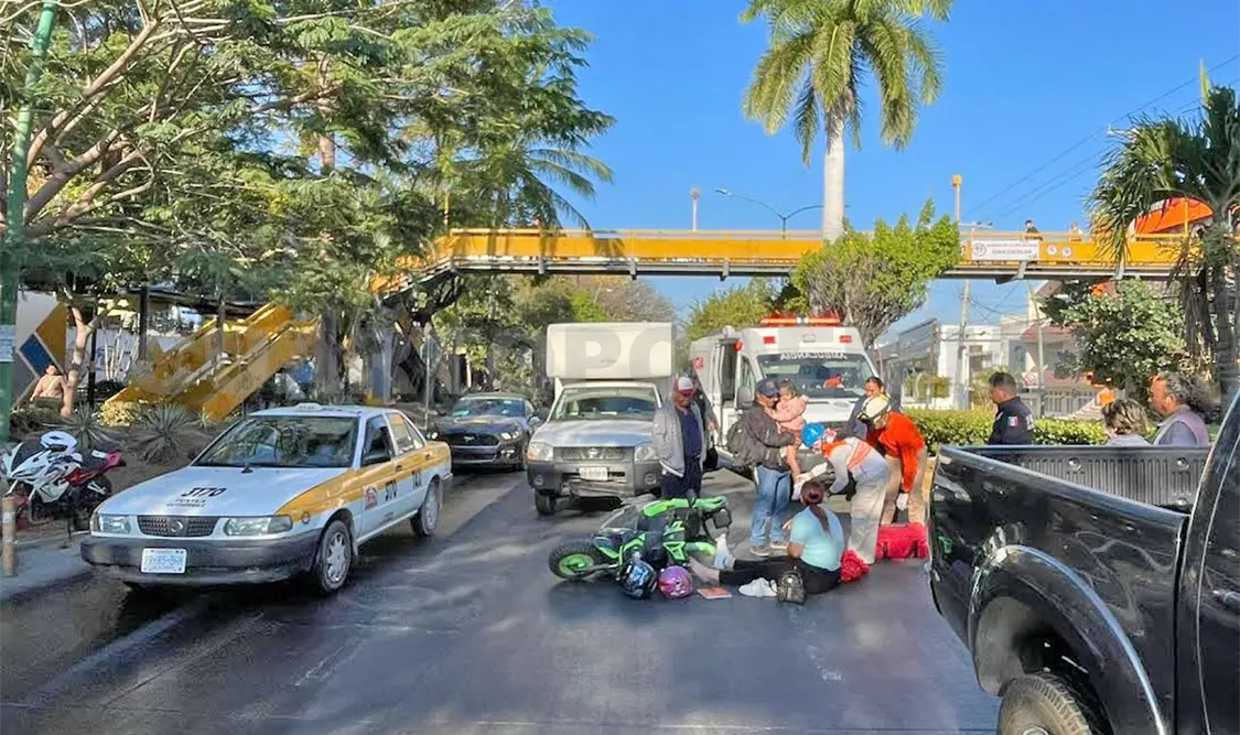 La conductora y su acompañante derraparon, se dijo, por una sustancia en el pavimento. Ulises Villalobos / CP