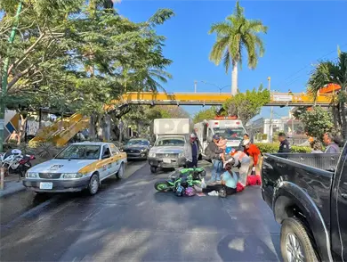 Derrapa una mujer en motoneta sobre bulevar