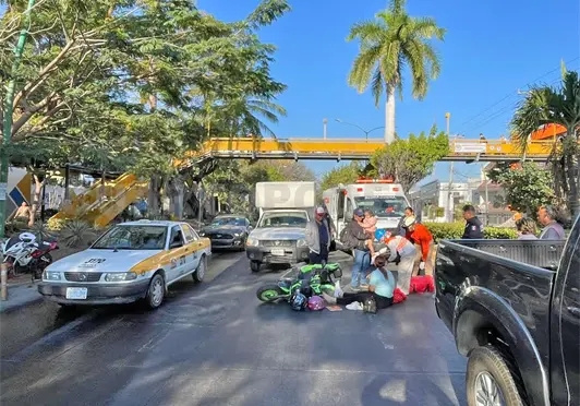Derrapa una mujer en motoneta sobre bulevar Derrapa una mujer en motoneta sobre bulevar