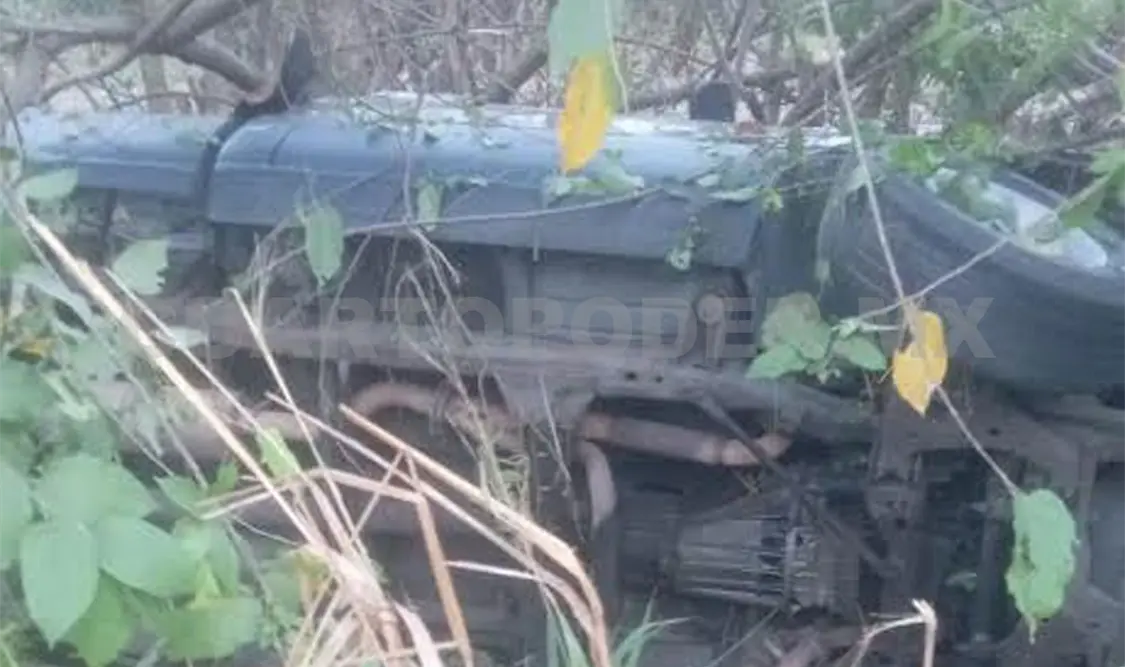 Entre los matorrales y volcada terminó la camioneta al accidentarse. Víctor Sánchez / CP