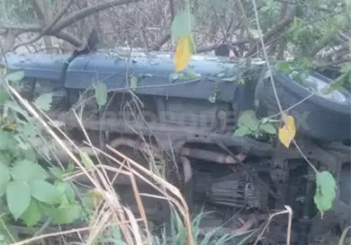 Vuelca veh&iacute;culo al salirse de la v&iacute;a