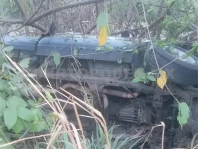 Vuelca veh&iacute;culo al salirse de la v&iacute;a