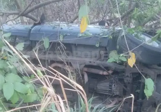 Vuelca vehículo al salirse de la vía Vuelca vehículo al salirse de la vía