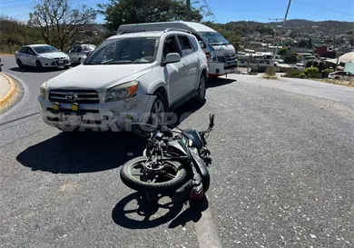 Se le atraviesa camioneta en curva y se estampa