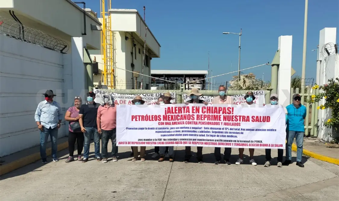 Los inconformes se plantaron en la entrada principal y exigieron sus derechos. Rafael Victorio / CP