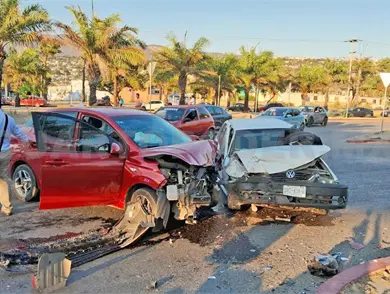 Aparatoso choque de particulares por corte de circulación Aparatoso choque de particulares por corte de circulación