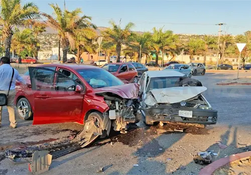 Aparatoso choque de particulares por corte de circulación Aparatoso choque de particulares por corte de circulación