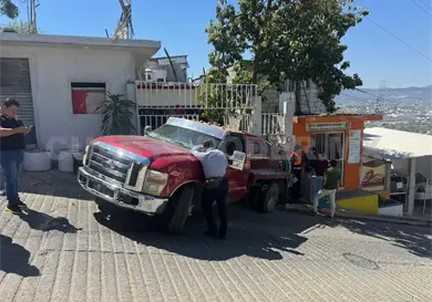 Se estrella pipa de reversa contra una vivienda