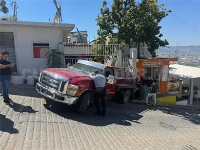 Se estrella pipa de reversa contra una vivienda Se estrella pipa de reversa contra una vivienda