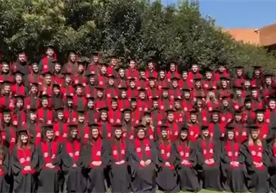 Jóvenes caen de gradas durante fotos de graduación en la Ibero Jóvenes caen de gradas durante fotos de graduación en la Ibero