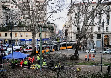 Descarrila un tranv&iacute;a en Mil&aacute;n, hay dos muertos