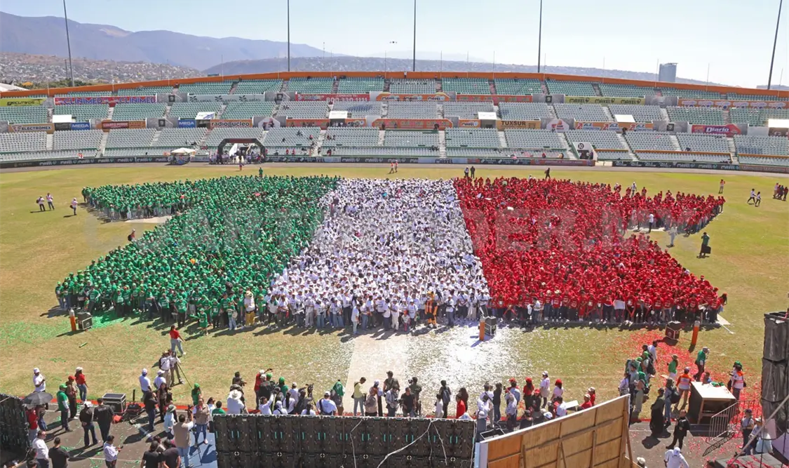 4 mil 757 personas formaron la playera humana más grande del mundo. Carlos López / CP