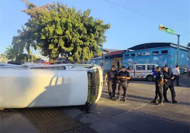 Semaforazo deja combi volcada y un herido