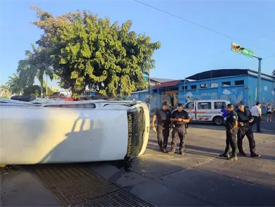 Semaforazo deja combi volcada y un herido Semaforazo deja combi volcada y un herido