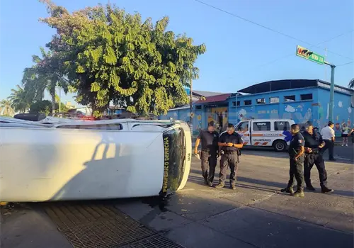 Semaforazo deja combi volcada y un herido Semaforazo deja combi volcada y un herido