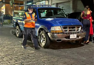 Chocan por alcance taxi y camioneta en el centro