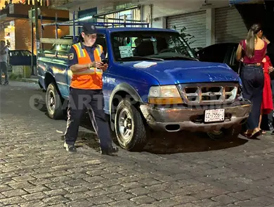 Chocan por alcance taxi y camioneta en el centro Chocan por alcance taxi y camioneta en el centro