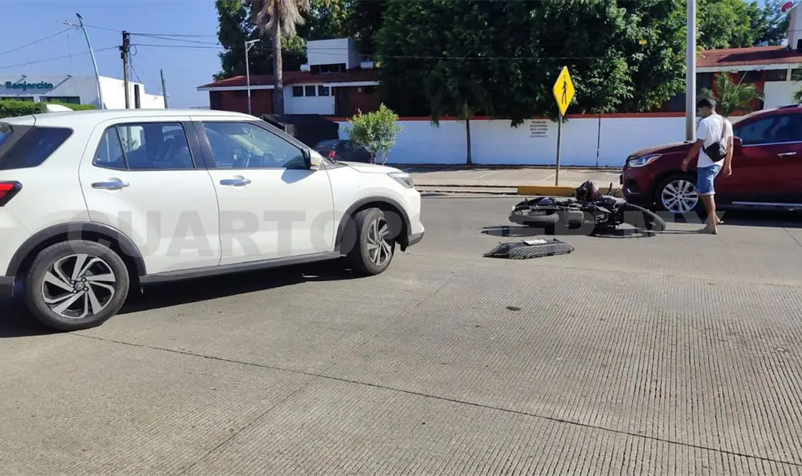 Al girar sin precaución, una motocicleta se estampó al no poder frenar. Víctor Sánchez / CP