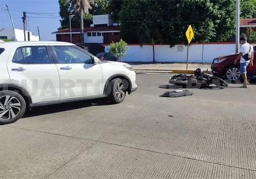 Da vuelta en "U" y se estampa una motociclista Da vuelta en "U" y se estampa una motociclista