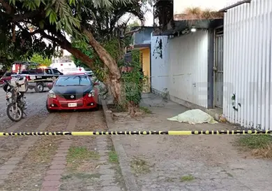 Al sentirse mal al manejar, choca y muere en la calle