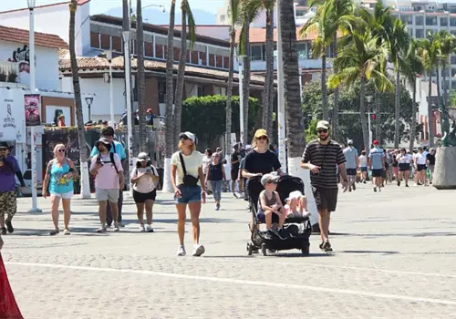 Tras violencia turistas visitan Puerto Vallarta Tras violencia turistas visitan Puerto Vallarta