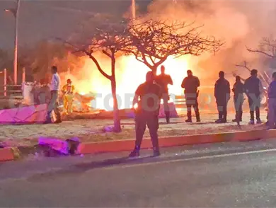 Se estrella tráiler en muro de contención y se incendia Se estrella tráiler en muro de contención y se incendia