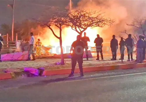 Se estrella tráiler en muro de contención y se incendia Se estrella tráiler en muro de contención y se incendia