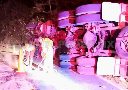 Volcadura de camión solo deja daños Volcadura de camión solo deja daños