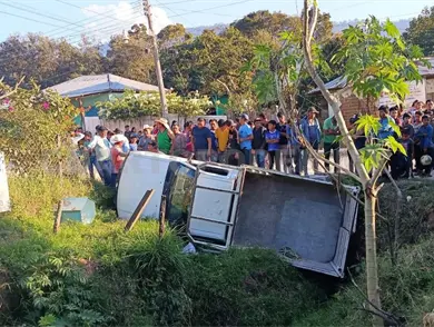 Estaquitas se sale del camino y acaba entre la maleza Estaquitas se sale del camino y acaba entre la maleza