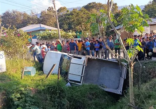 Estaquitas se sale del camino y acaba entre la maleza Estaquitas se sale del camino y acaba entre la maleza
