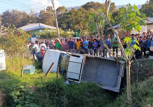 Estaquitas se sale del camino y acaba entre la maleza Estaquitas se sale del camino y acaba entre la maleza