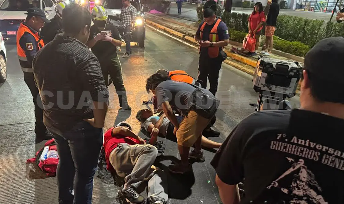 Debido a la caída, resultaron con heridas que ameritaron traslado al hospital. Ulises Villalobos / CP