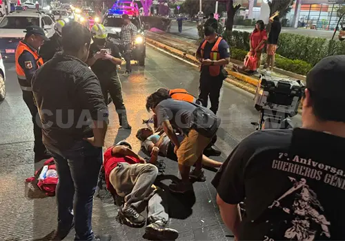 Derrapa pareja a bordo de moto frente a plaza Las Palmas Derrapa pareja a bordo de moto frente a plaza Las Palmas