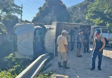 Volteo termina recostado por mala maniobra