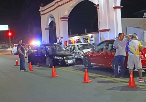 Colisionan tres en el carril de alta velocidad Colisionan tres en el carril de alta velocidad