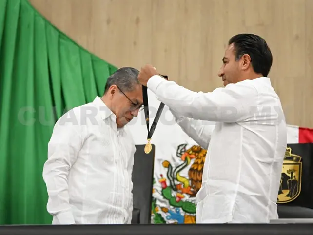 Imponen medalla "Ángel Albino Corzo" a Florentino Pérez Imponen medalla "Ángel Albino Corzo" a Florentino Pérez