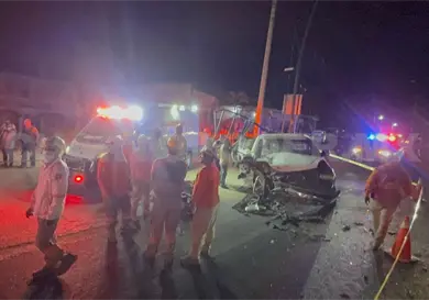 Colisiona tr&aacute;iler a camioneta y cobra una vida