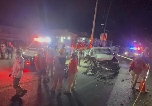 Colisiona tráiler a camioneta y cobra una vida Colisiona tráiler a camioneta y cobra una vida