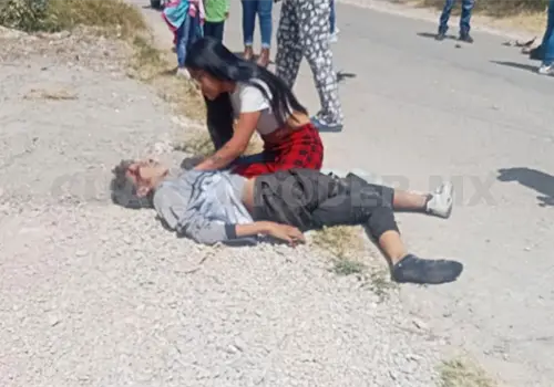 Se impactan de frente al intentar rebasar a Renault Se impactan de frente al intentar rebasar a Renault